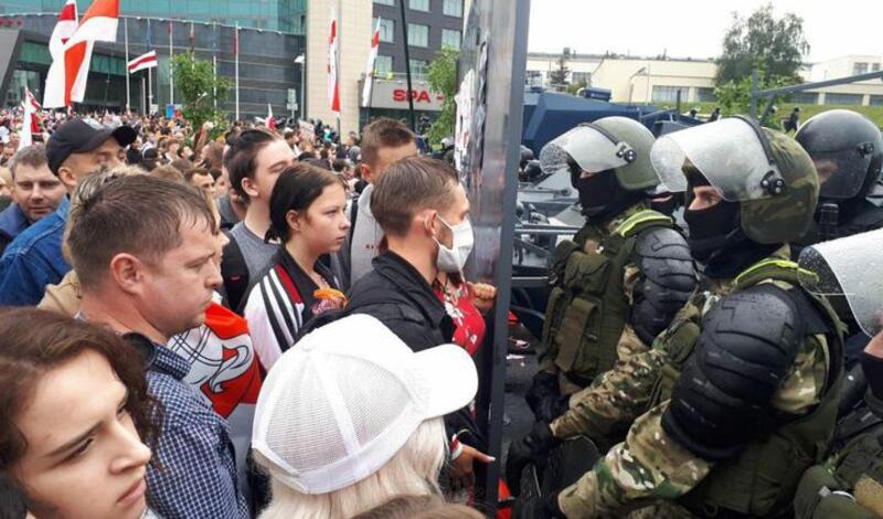 Белорусы вышли на марши протеста, несмотря на угрозы властей открыть огонь на поражение
