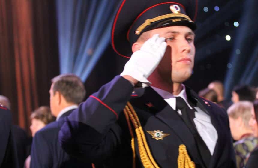 Денежные выплаты ко Дню полиции в 2020 году ожидаются к Новому году, сообщил «Омбудсмен полиции» Владимир Воронцов