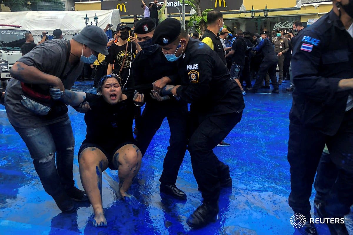 В Тайланде из-за протестов объявлено чрезвычайное положение