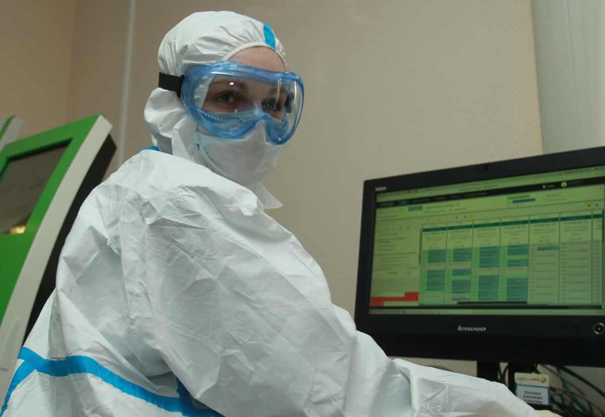 Большинство россиян пренебрегают мерами защиты от коронавируса, сообщают эксперты