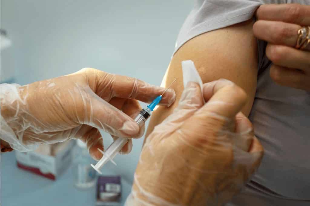 Прививка от пневмококка не эффективна от коронавируса: заявили иммунологи