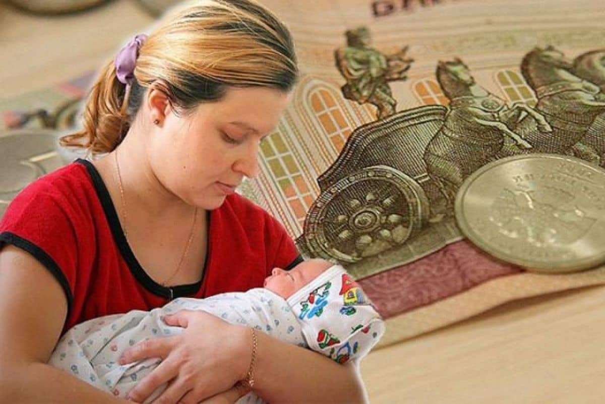 Петиция с требованием выплатить 10 тыс рублей семьям с детьми в декабре набирает популярность в соцсетях