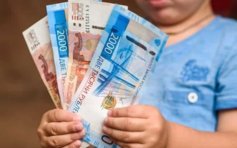 На сайте Госуслуг появилась информация о пособие 10 тыс рублей в декабре на детей