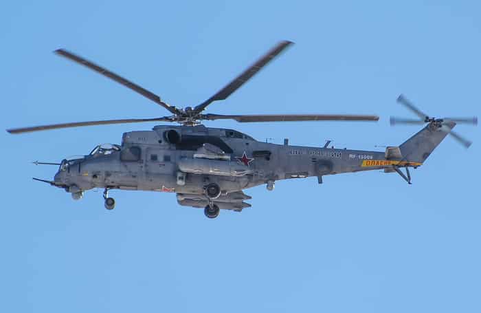 Погоня российского вертолета Ми-35 за американским AH-64 Apache в Сирии попала на фото
