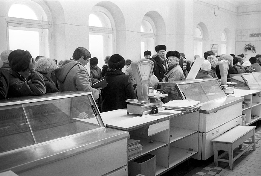 Пустые полки в магазинах во времена СССР: куда девались продукты питания