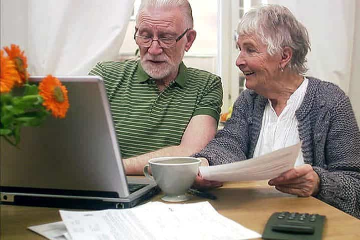 На сколько повысят пенсию работающим пенсионерам в 2021 году