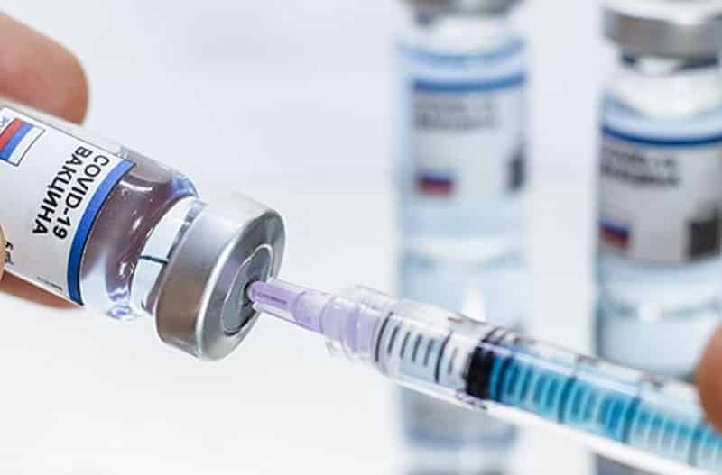 Первая прививка от коронавируса не гарантирует иммунитет, рассказали эксперты