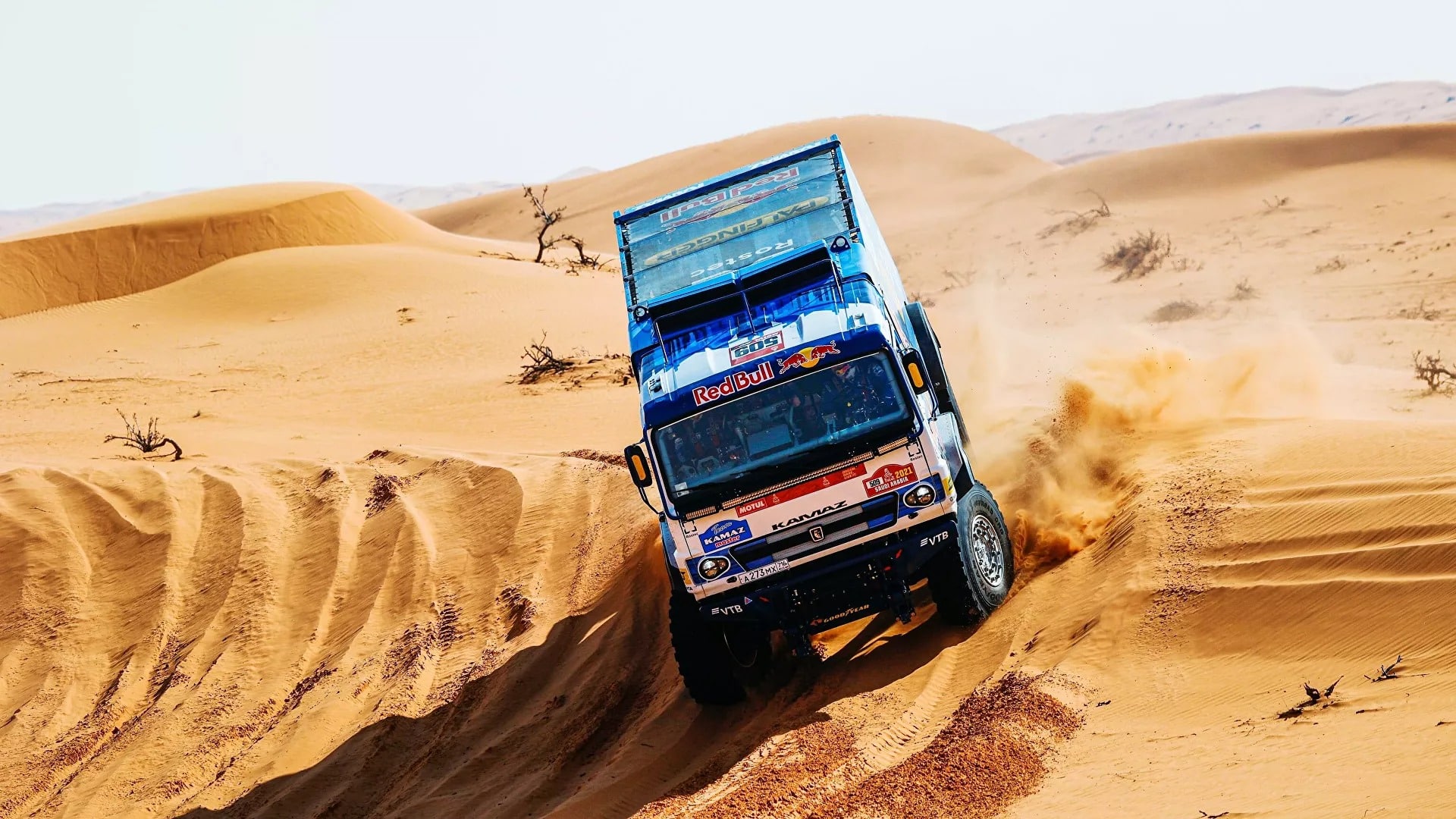 Весь пьедестал почета на ралли «Дакар» 2021 года заняли пилоты грузовиков команды «КАМАЗ-мастер»