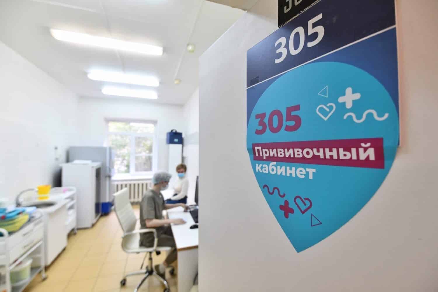 Москвичам, привитым от коронавируса, разблокируют социальные карты