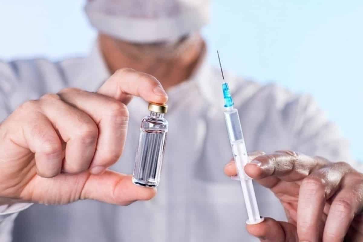 О заболеваниях при которых запрещена вакцинация от коронавируса рассказали врачи