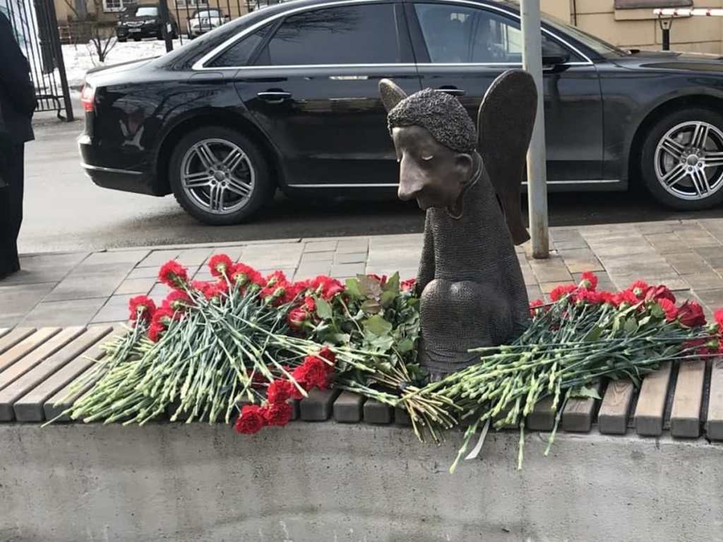 Памятник погибшим от коронавируса открыли в Петербурге со скандалом