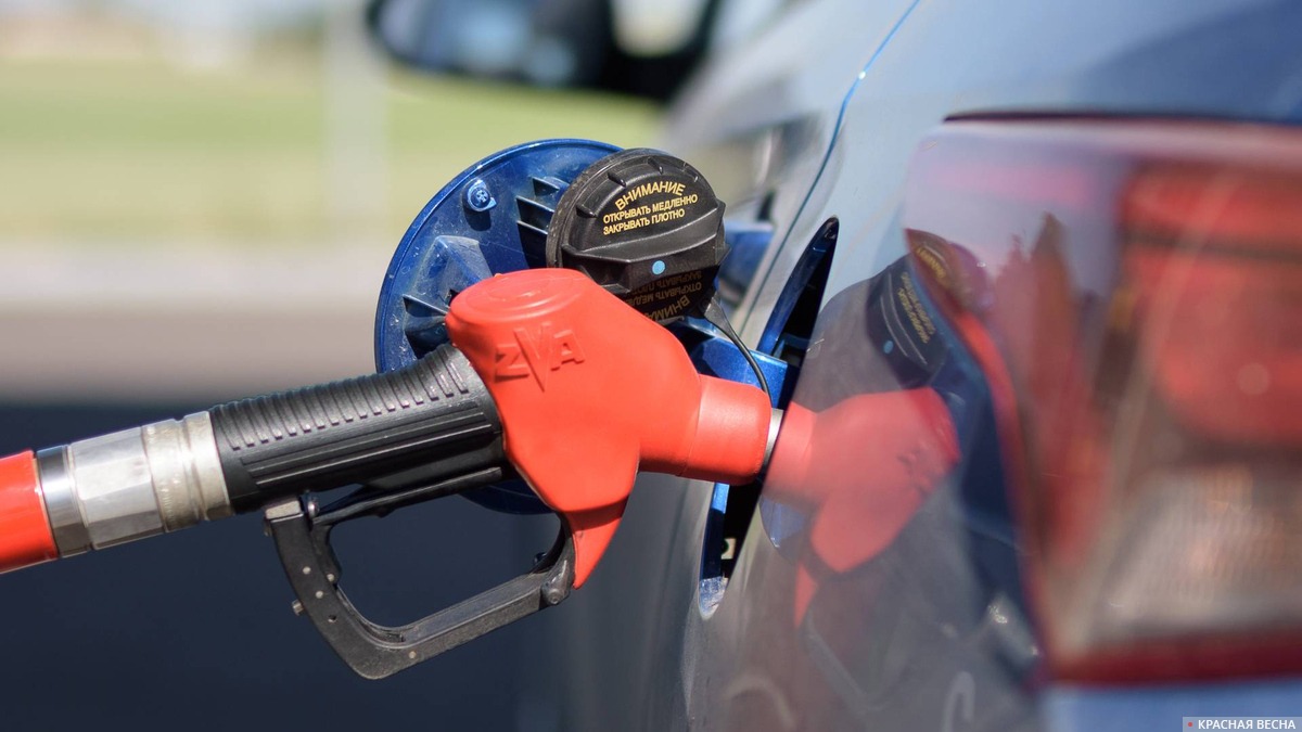 Эксперты ответили, почему при дешевеющей нефти растут цены на бензин