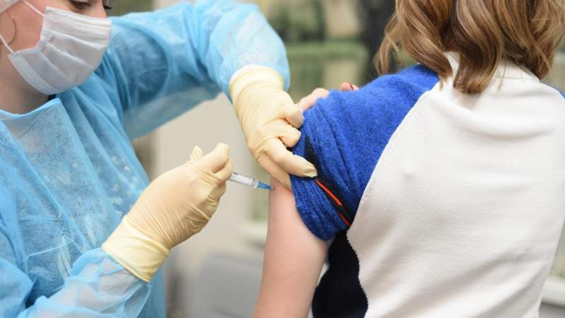 Можно ли делать прививку от КОВИД-19 при повышенном холестерине, рассказали врачи