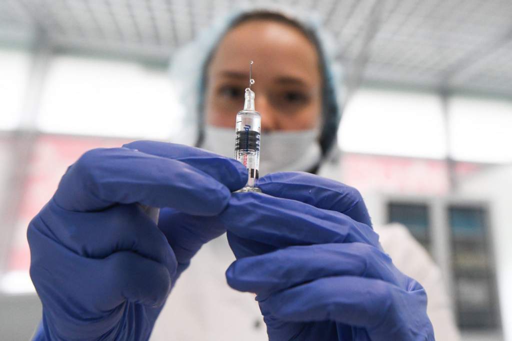 Что будет с теми, кто не хочет вакцинироваться от коронавируса, рассказали в Кремле