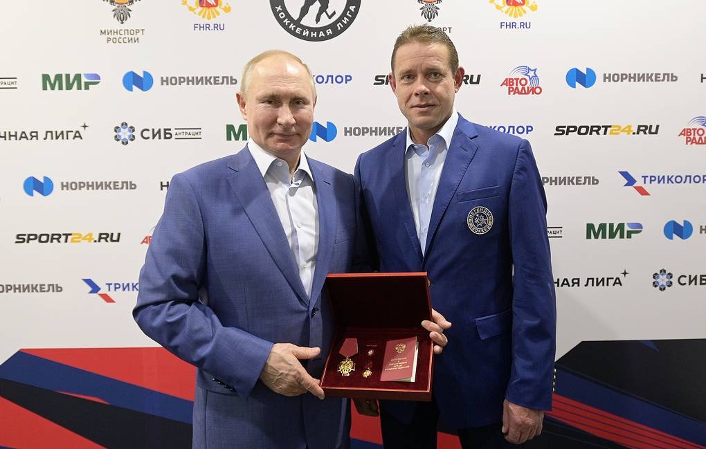 Путин в Сочи наградил орденом хоккеиста Павла Буре