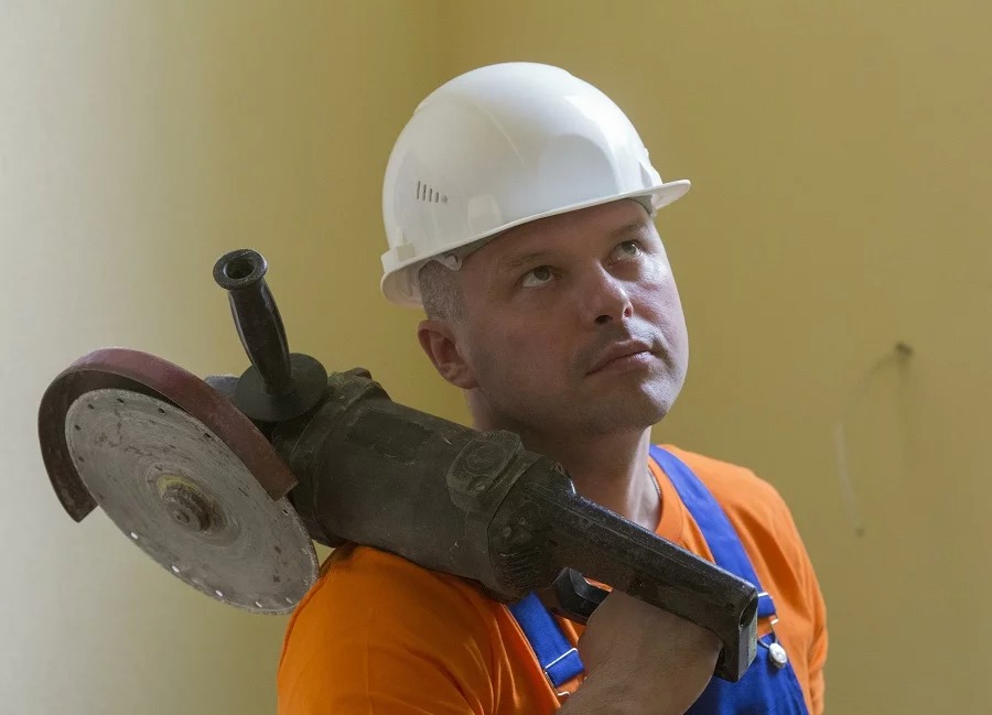 В России хотят повысить зарплаты строителям