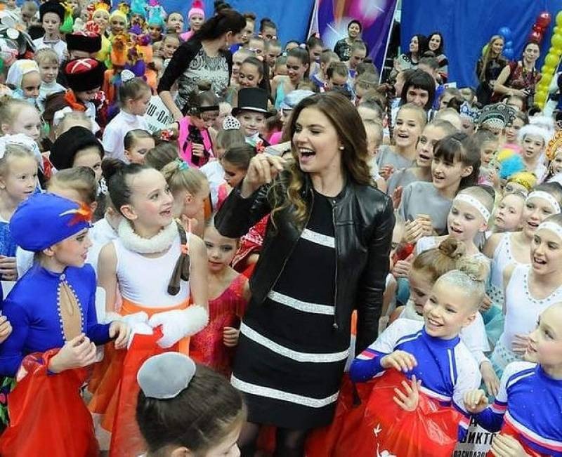 Алина Кабаева поделилась фотографией с детьми