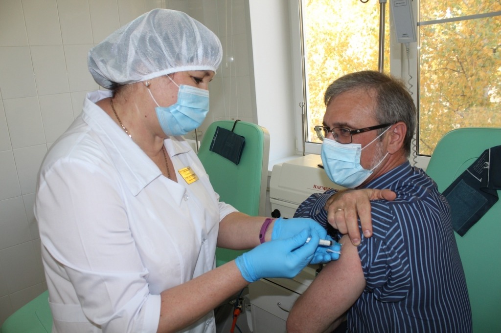 Кому в Москве нужно обязательно вакцинироваться от коронавируса до конца лета 2021?