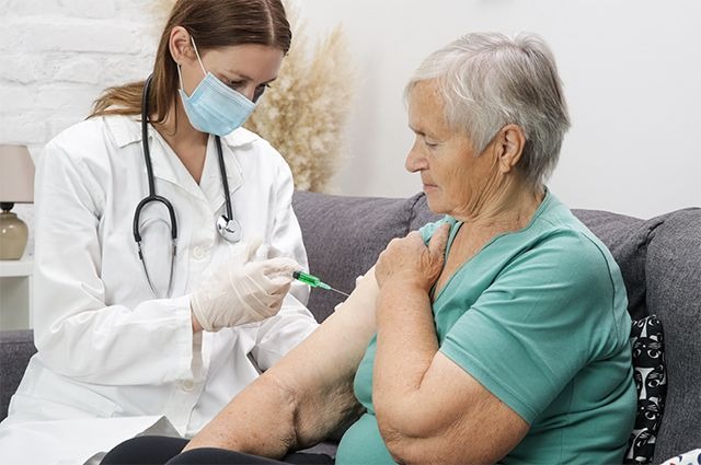 Прививка от COVID-19 пожилым людям: 10 основных вопросов о вакцинации