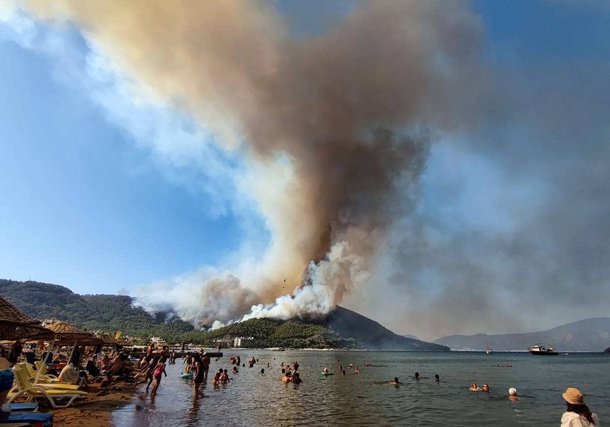 На юге Турции бушуют более 100 пожаров: могут ли закрыть страну для туристов