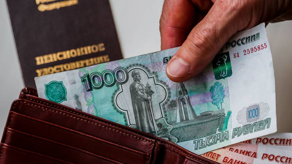 Выплата 2000 рублей вакцинированным от коронавируса пенсионерам в Санкт-Петербурге: кто может рассчитывать
