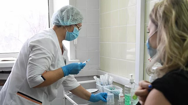 Условия конца эпидемии коронавируса в России назвали ученые