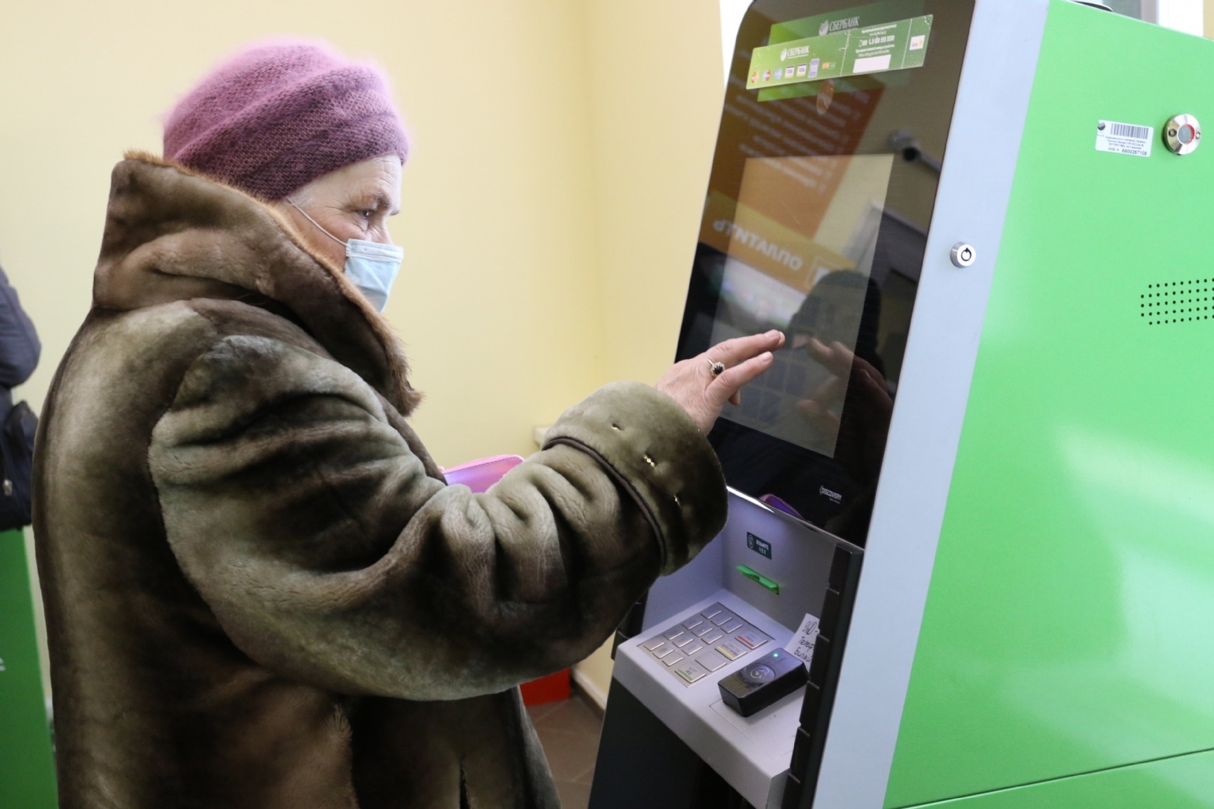 Россияне массово снимают деньги с вкладов: нововведения Сбербанка с 26 февраля