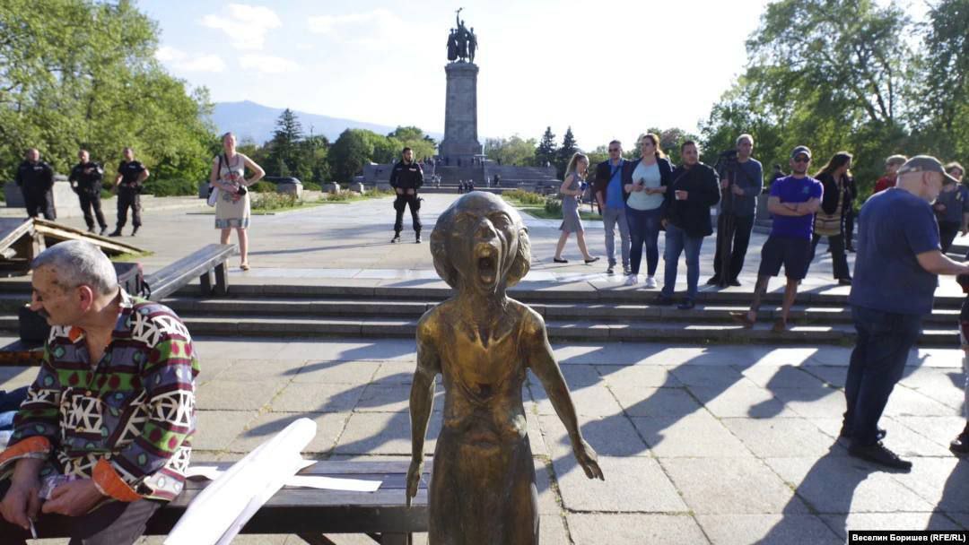 Скульптура "Крик украинской матери" напугала и повергла в шок болгар