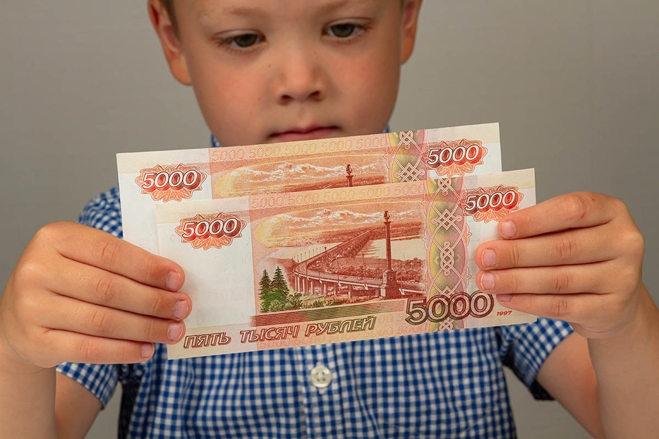 В августе ребенок получит 10 000 рублей