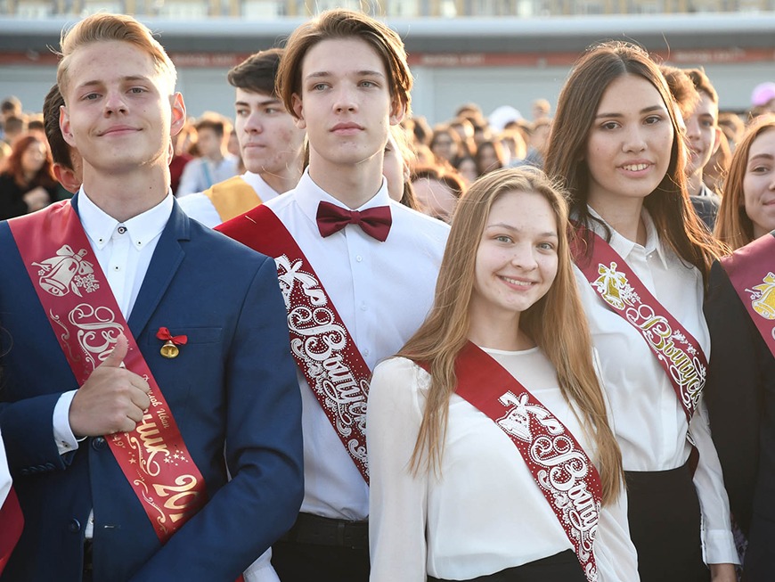 Путина просят повторить выплату по 10 тыс. рублей на школьников в 2022 году