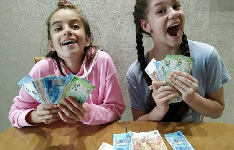 В августе 10 000 рублей будут переданы детям