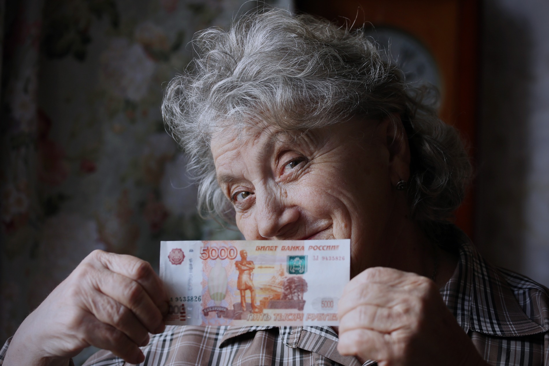 Пенсионеры ждут выплату 10 тыс. рублей ко Дню пожилого человека 1 октября