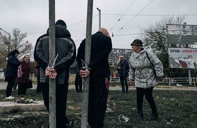 В Херсоне издеваются над пророссийскими жителями, привязывая их к столбам