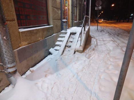 Пенсионеры и инвалиды из-за плохой уборки снега с трудом передвигаются по улицам Петербурга