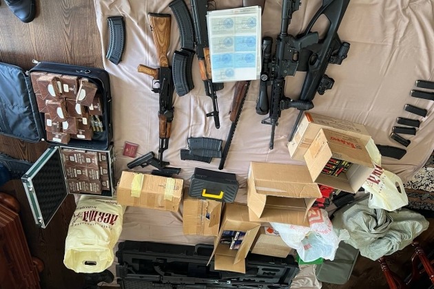 Найдено оружие, липовые паспорта и парики: в офисе и особняке Евгения Пригожина прошли обыски